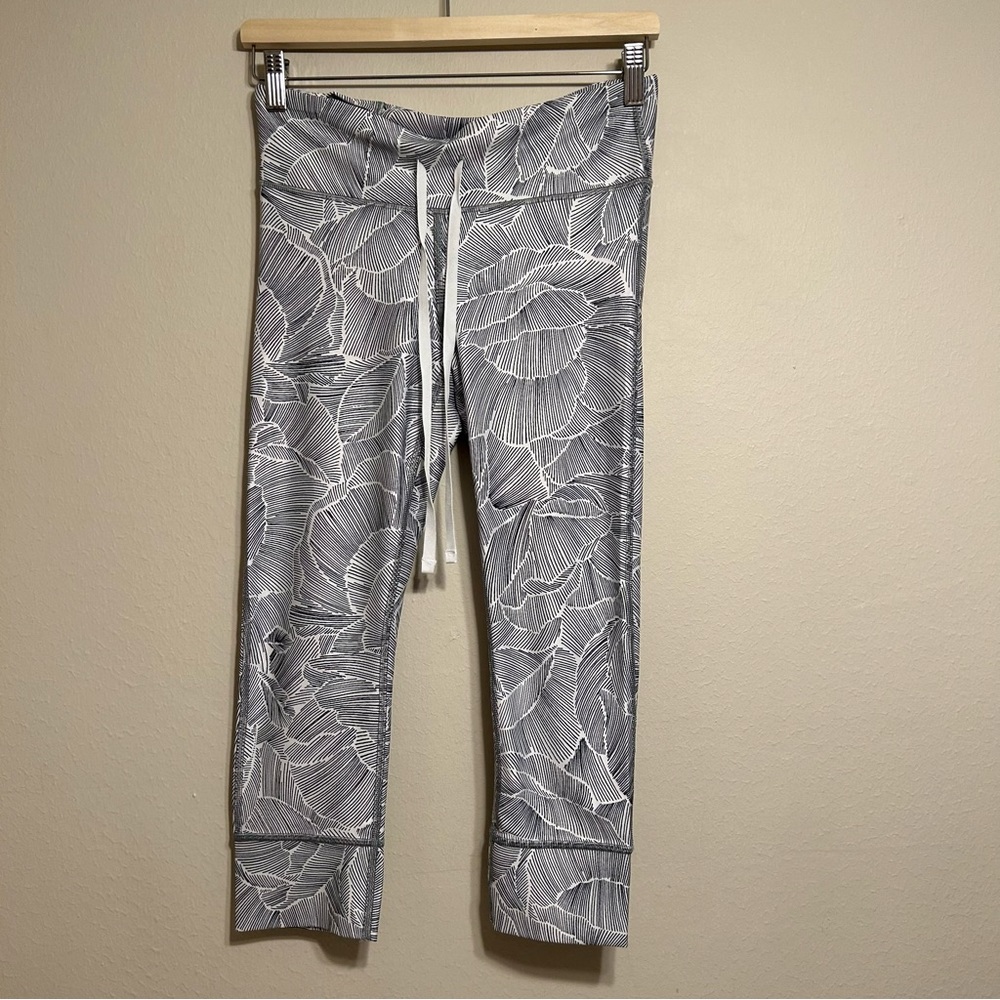 Gap Gapfit Eclipse Capri Black‎ and White Floral Legging Size S